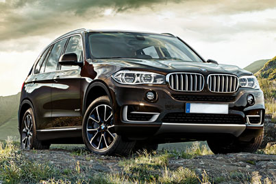 BMW X5 xDrive 25d на фоне грозового неба