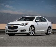 Chevrolet Malibu белого цвета