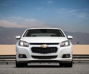 Chevrolet Malibu белого цвета, вид спереди