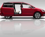 Seat Alhambra 2015 красного цвета с открытой задней дверью