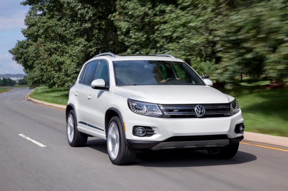 Volkswagen Tiguan белого цвета, вид спереди