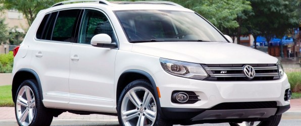 Volkswagen Tiguan белого цвета, вид спереди