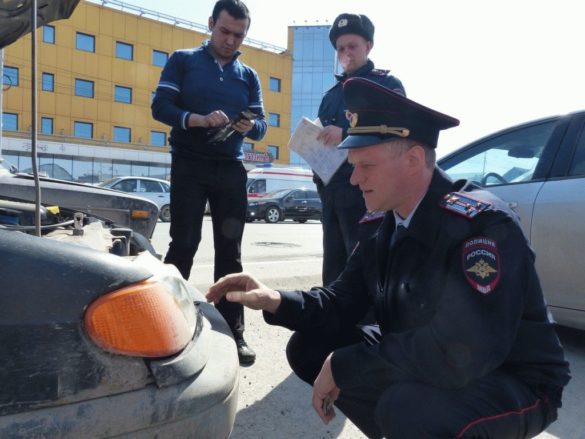 Проверка сотрудником ГИБДД соответствия фар требованиям